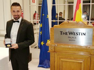 Alejandro Ruiz recibe la medaalla de oro del Foro Europa 2001