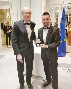 Alejandro Ruiz (EVONHÉ) recibe la medalla de oro por su trayectoria empresarial