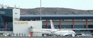 Las cancelaciones y los retrasos de Vueling afectan al aeropuerto Alicante-Elche