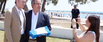 Altea recibe las banderas azules de las Playas de La Roda y Cap Blanch