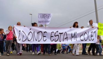 Las familias del CEIP La Almadraba de Playa San Juan salen a la calle para manifestarse contra los barracones