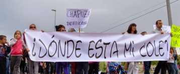 Las familias del CEIP La Almadraba de Playa San Juan salen a la calle para manifestarse contra los barracones