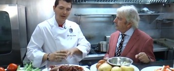 El cocinero José Antonio Sánchez elabora un Bollitori de cangrejos en el programa Cocina Mediterránea de 12TV