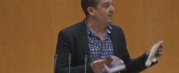 El senador de Compromís Carles Mulet rompe durante el pleno una foto de Susana Díaz y la llama «asco de señora»