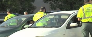 Conducir con chanclas, descalzo o sin camiseta, sacar la mano o el codo por la ventanilla o que el copiloto ponga los pies en el salpicadero son algunas de las multas más comunes de este verano