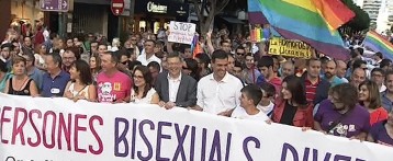 Milers de persones recorren el centre de València per a celebrar el Dia de l’Orgull Gai