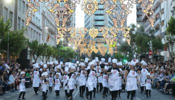 Desfile del ninot de las hogueras de San Juan de Alicante 2019