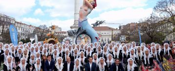 Los portugueses se echan a la calle para disfrutar del esplendor y la vistosidad de Les Fogueres de Sant Joan en las calles de Lisboa