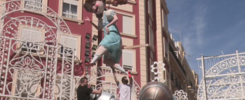 El fuerte temporal amenaza con tumbar monumentos falleros y semáforos y obliga a suspender la mascletá de hoy lunes en Valencia