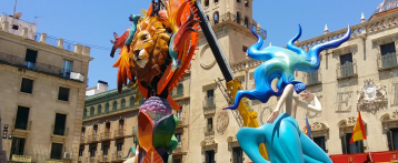 Alicante ya empieza a mostrar la belleza de los monumentos de Hogueras 2017. Esta noche quedarán todos plantados