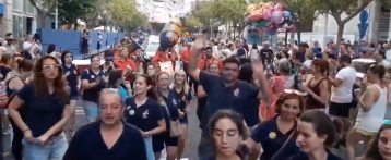 La fiesta de hogueras de Alicante se vive en las calles con bandas de música, collas, batucadas y charangas