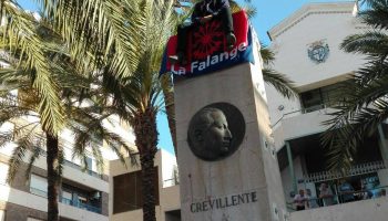 Un miembro de La Falange se sube al monolito homenaje a José Antonio en Crevillent para protestar por su retirada