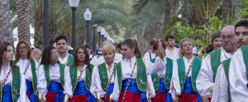 Las fiestas de Moros y Cristianos de San Blas desfilan por la Explanada de Alicante