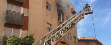 Ocho adultos y dos menores atendidos por inhalación de humo en un incendio en San Vicente del Raspeig