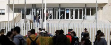 Un joven de 17 años apuñala en un instituto de Villena a tres compañeras de clase