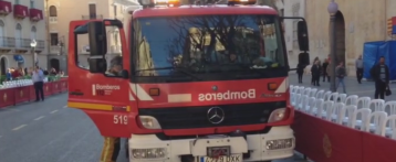 Las abejas toman la Plaça de Baix de Elche antes del inicio de las procesiones