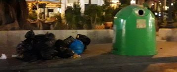 Alicante amanece llena de bolsas de basura y suciedad por la huelga parcial que secundan los trabajadores desde el sábado