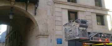 El viento provoca el desprendimiento de cascotes en la fachada del Ayuntamiento de Alicante y árboles caídos y aparecen contenedores incendiados durante la madrugada