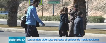 Los colectivos de padres y madres reclaman que se repita el periodo de matriculación para que puedan elegir colegio sin el condicionante del valenciano