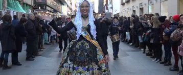 Cerca de 10.000 madrileños y turistas colapsan el centro de Madrid para disfrutar con el desfile de las fiestas tradicionales de la Costa Blanca  