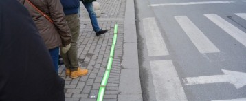 Elche instala un paso de peatones inteligente para alertar a usuarios que van mirando el móvil por la calle