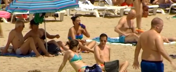 Vuelve el buen tiempo a la provincia de Alicante y las playas acogen de nuevo a los bañistas tras la alerta naranja del domingo