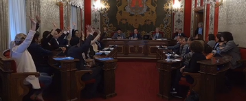 El pleno municipal de Alicante acorrala a Gabriel Echávarri y le hace rectificar para readmitir a la interina despedida