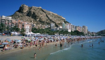 El puente de Santiago llena las playas de la Comunitat