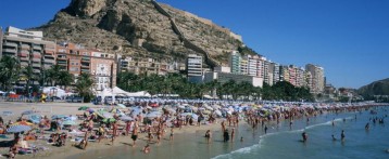 El puente de Santiago llena las playas de la Comunitat