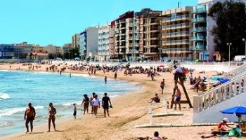 El Ayuntamiento de Torrevieja prohibe bañarse en sus playas por falta de socorristas