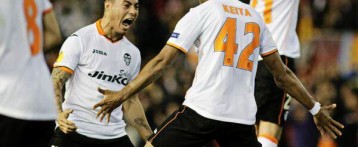 El Valencia aprovecha su euforia para vencer a los de Escribá (2-1)