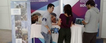 Voluntarios de ACNUR realizan una campaña de sensibilización y captación de fondos en el Aeropuerto de Alicante-Elche